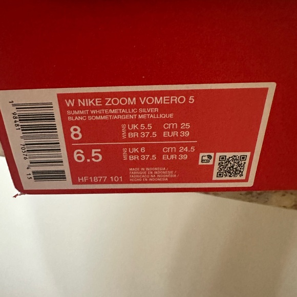 Nike Zoom Vomero 5 in Summit White and Metallic Silver - Picture 2 of 2